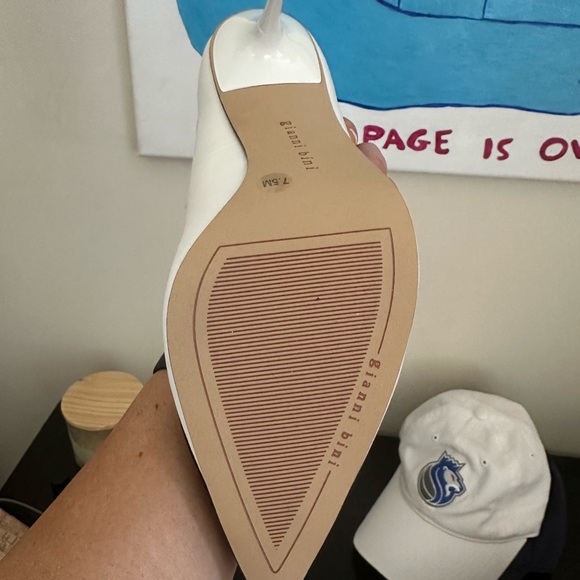 Gianni Bini Theatwo Leather Hearts scalloped Pointed toe Pumps - Picture 5 of 5